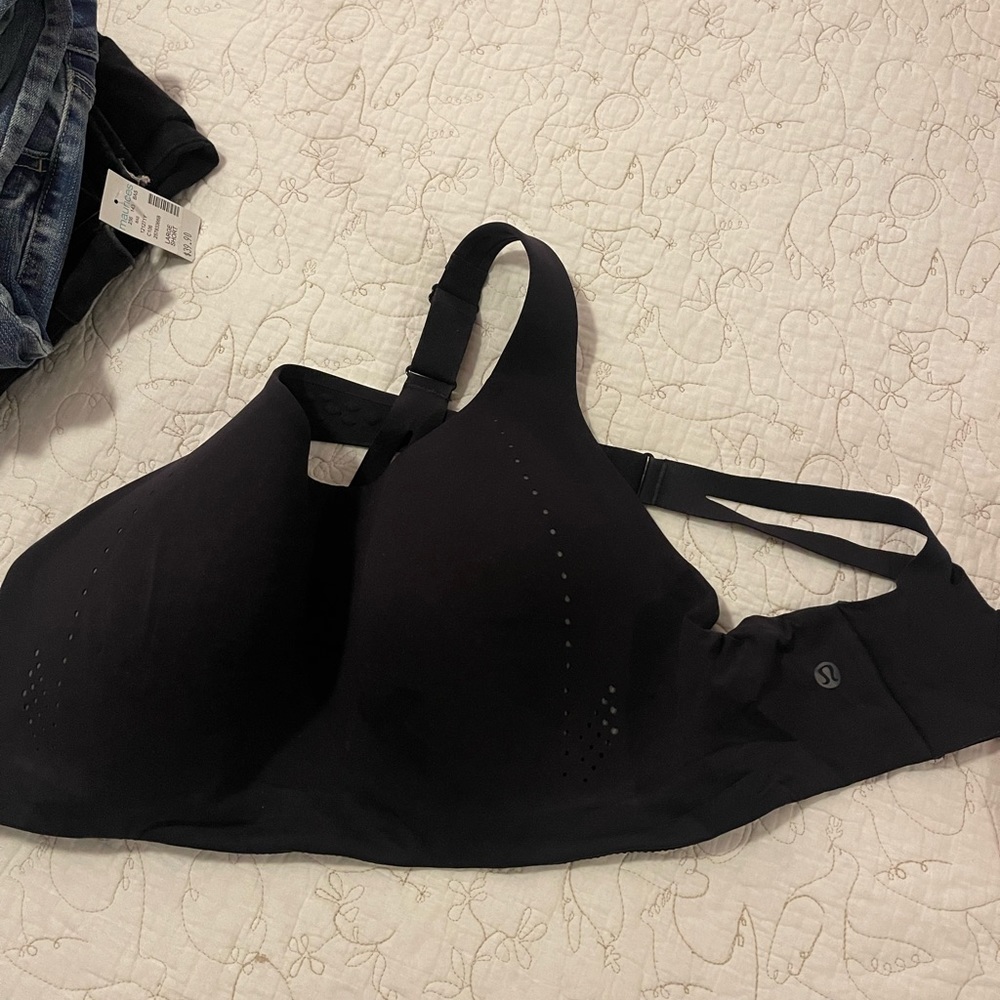 Lululemon Air Support Sports Bra 38 D. Worn once, too big. Washed and air dried